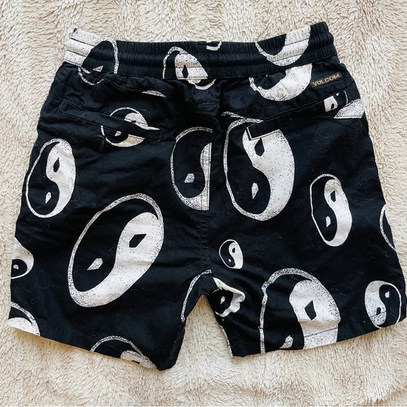 Volcom pull on Little kids shorts with Yin Yang print - Picture 3 of 3